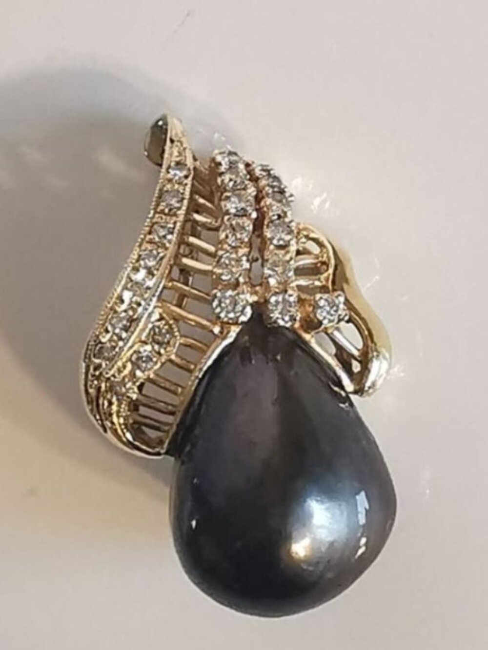14 Kt Gold Pendant with 20 mm Tahitian Pearl and Diamonds